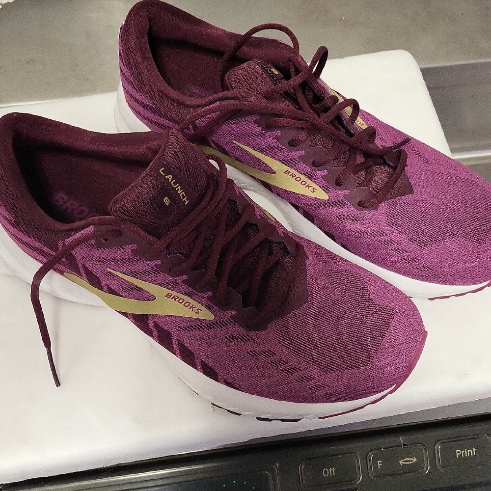 BROOKS LAUNCH 6. WOM ENS SIZE 11. EXCELLENT CONDITION